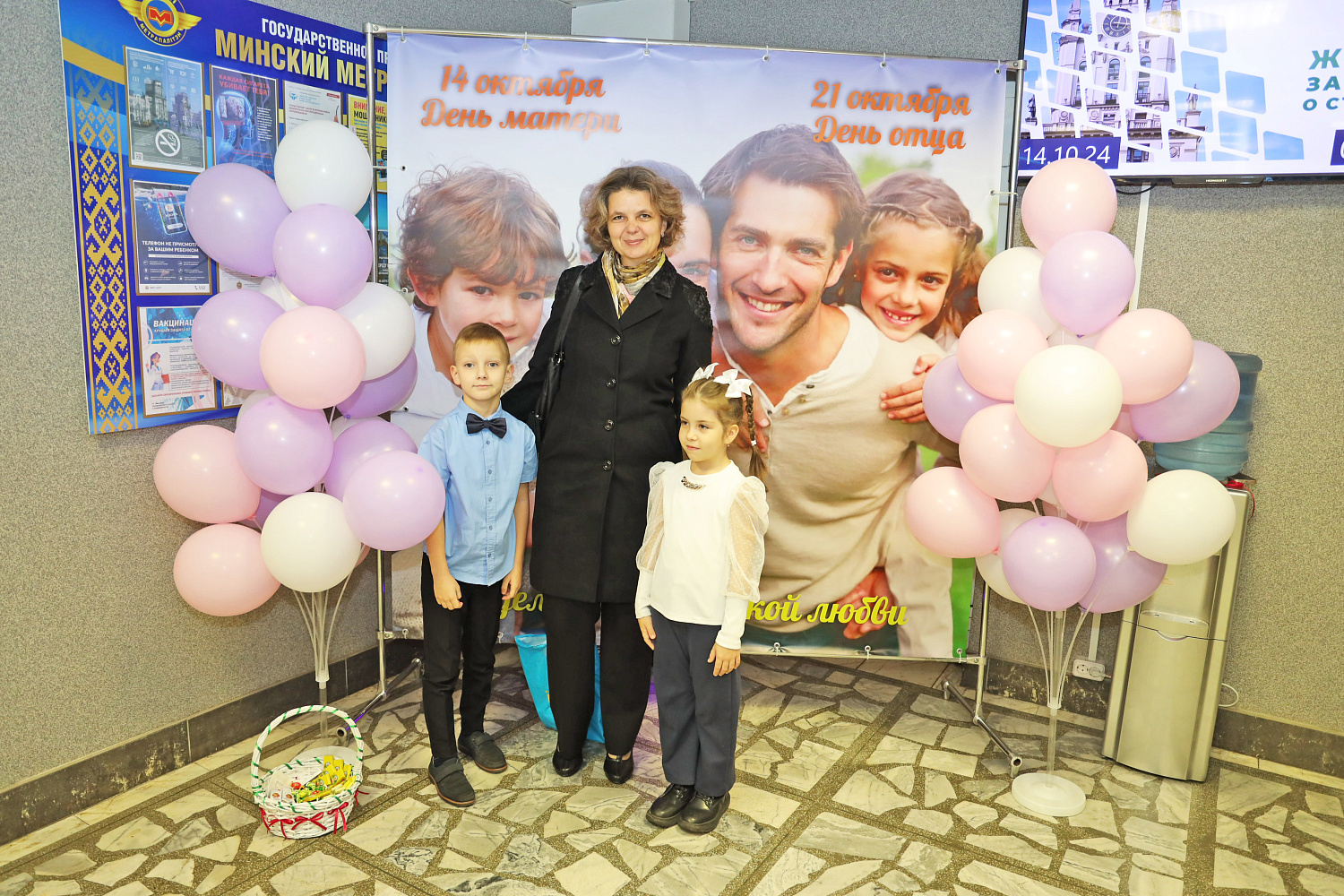 Тепло поздравили женщин с Днем матери