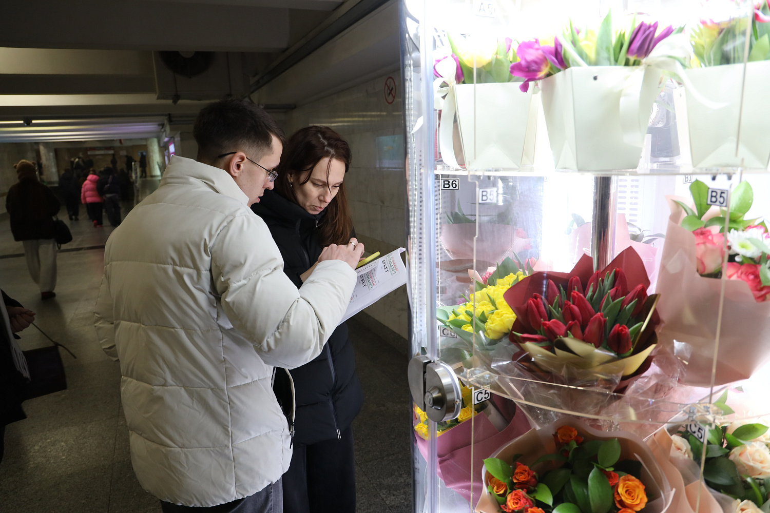 В Минском метрополитене установлен первый автомат по продаже букетов цветов!